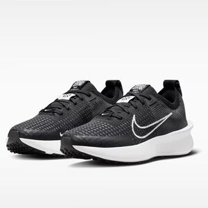 BNWOT Nike Interact Run
